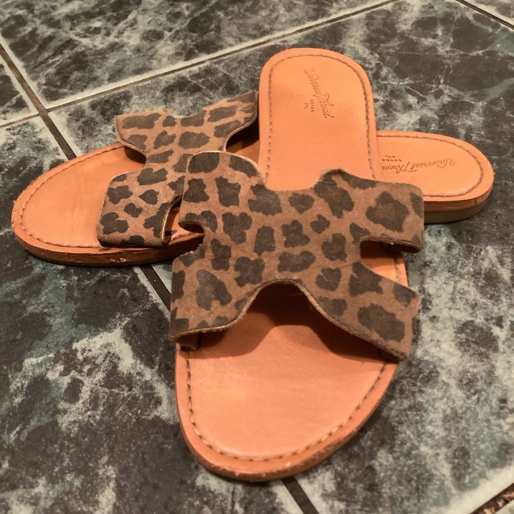 Universal Thread slide sandals size 6 woman cheetah print